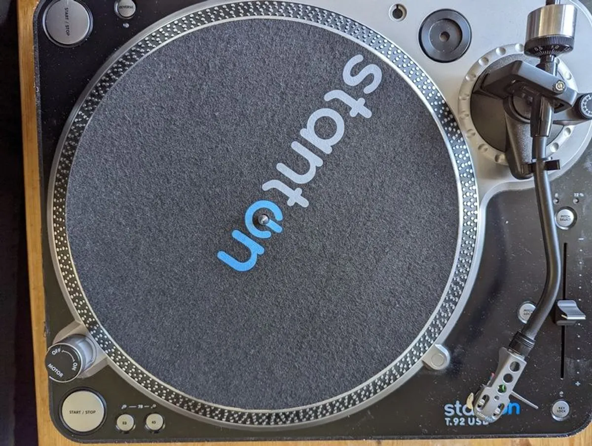 Two turntables and 2 channel DJ mixer - Image 2