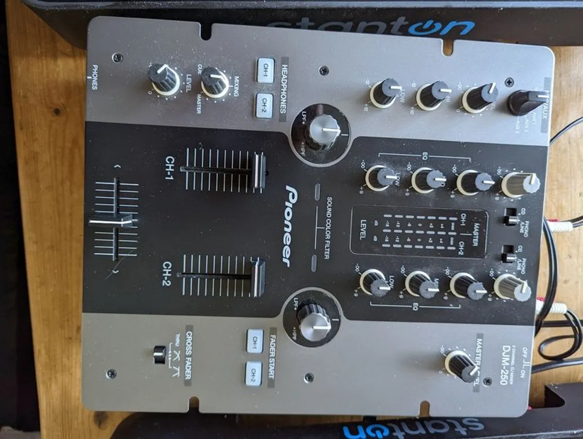 Two turntables and 2 channel DJ mixer - Image 4