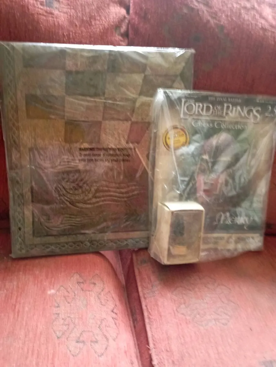 LORD OF THE RINGS CHESS & BOARD  SET. - Image 2
