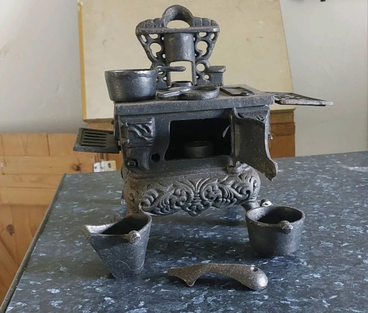 Minature cast iron stove and accessories - Image 1