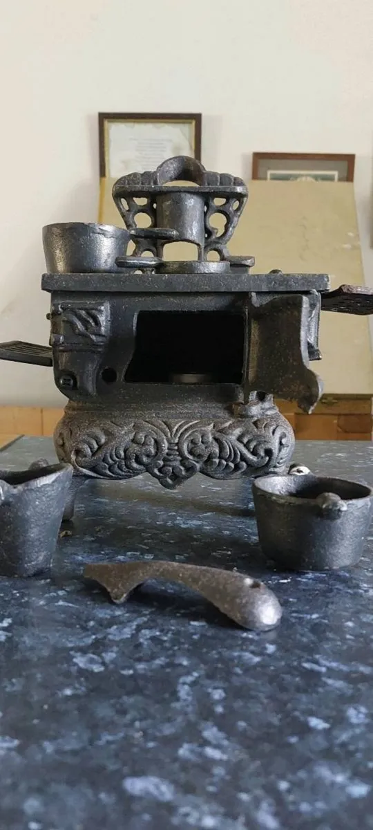 Minature cast iron stove and accessories - Image 2