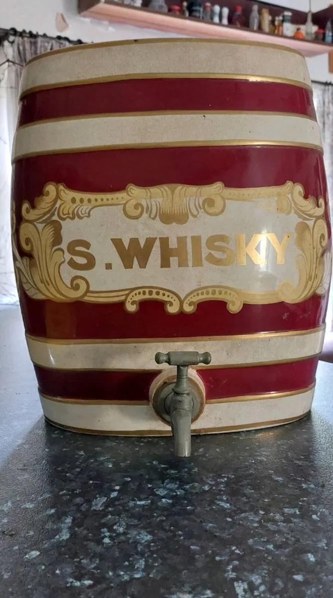 Porcelain whiskey vat with brass tap - Image 1