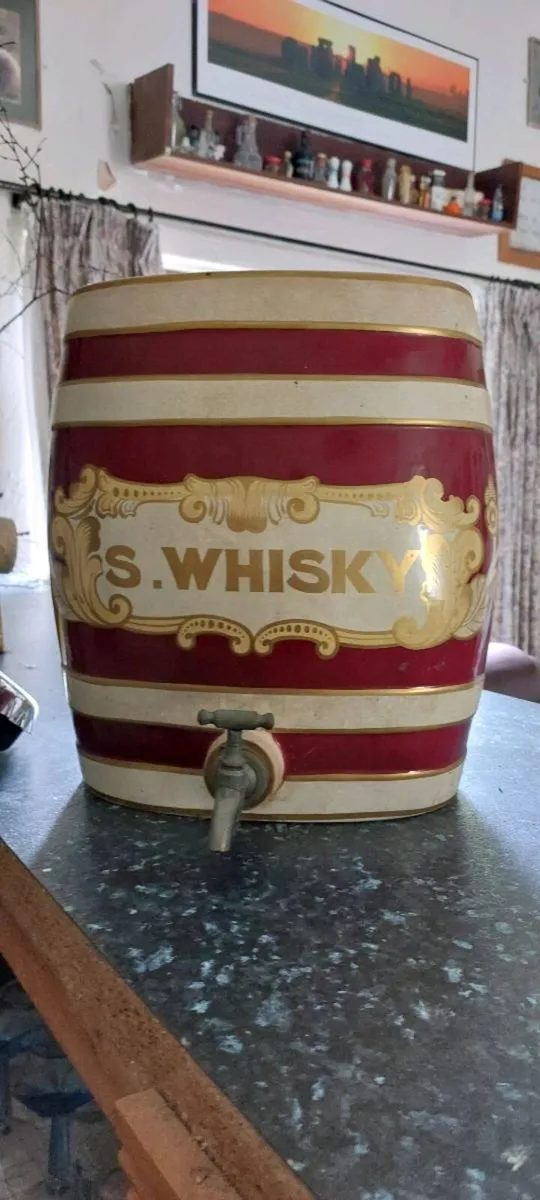 Porcelain whiskey vat with brass tap - Image 2
