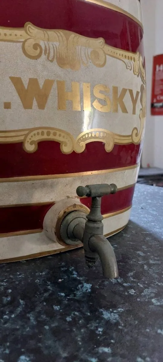 Porcelain whiskey vat with brass tap - Image 3