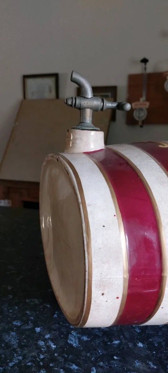 Porcelain whiskey vat with brass tap - Image 4