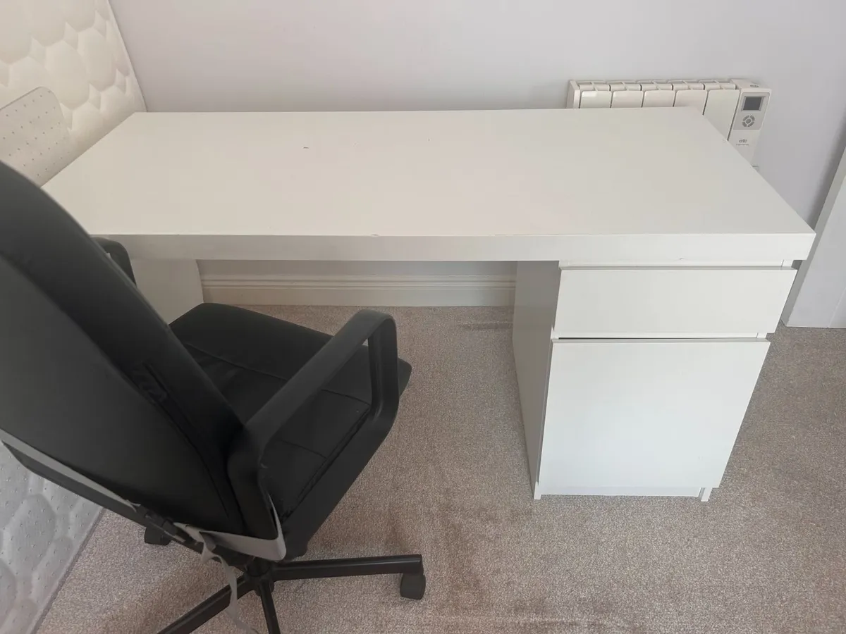 Office desk and chair - Image 1
