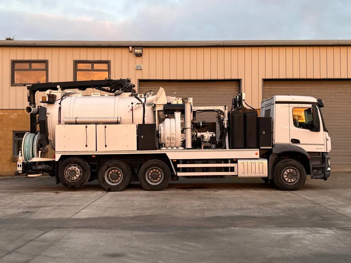 Mercedes-Benz Arocs Vacuum Truck - Image 4