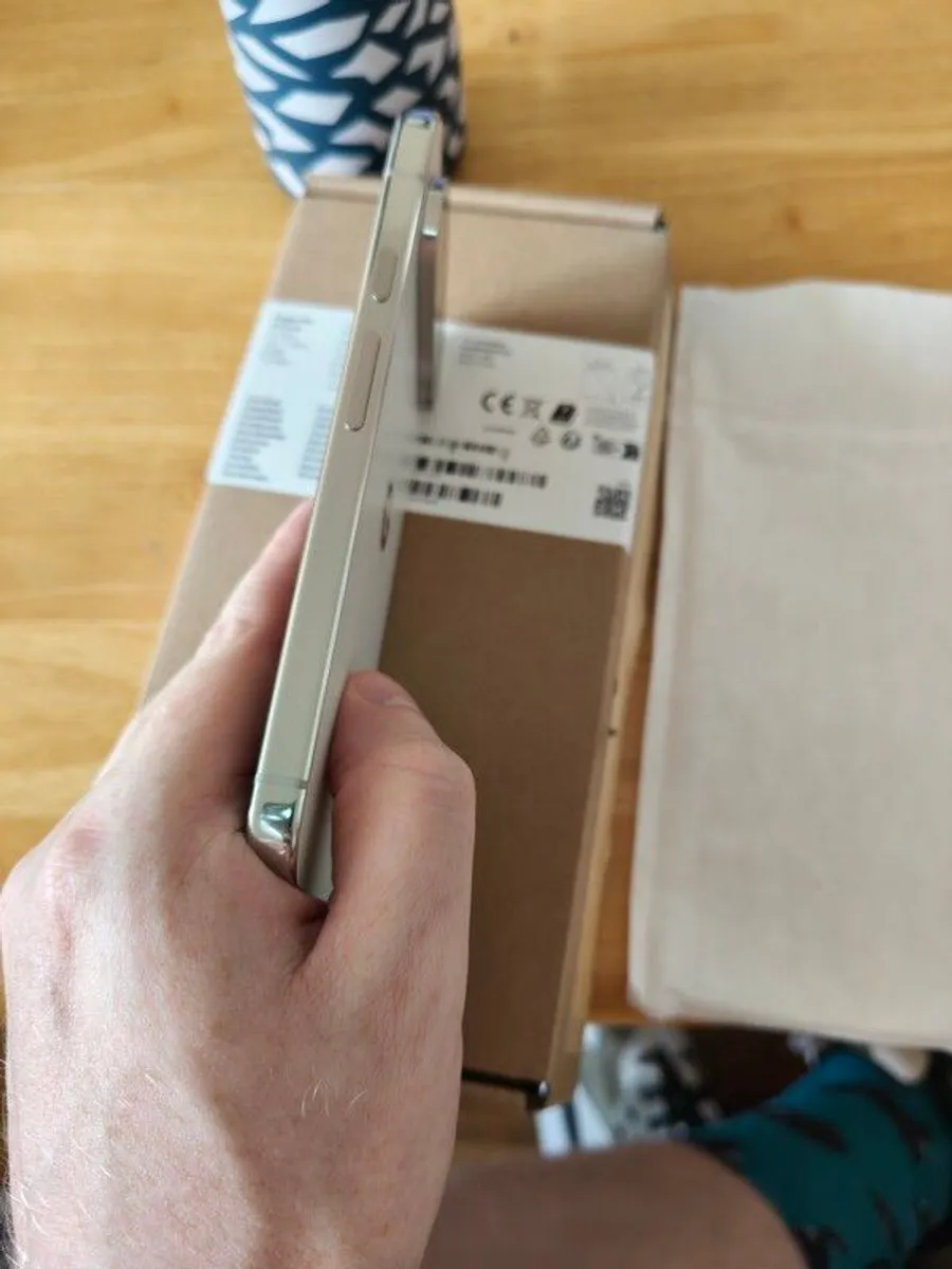 Google Pixel 10 Pro XL Porcelain 256 GB + Dbrand phone case - Image 4
