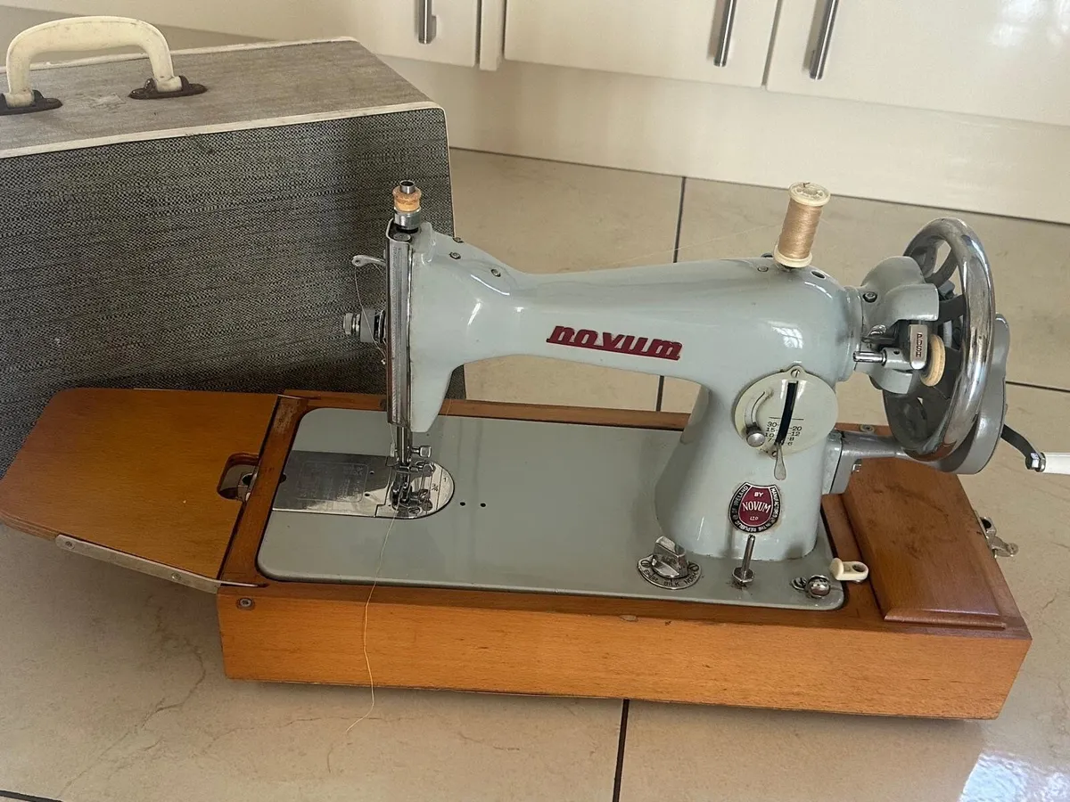 Novum sewing machine - Image 2