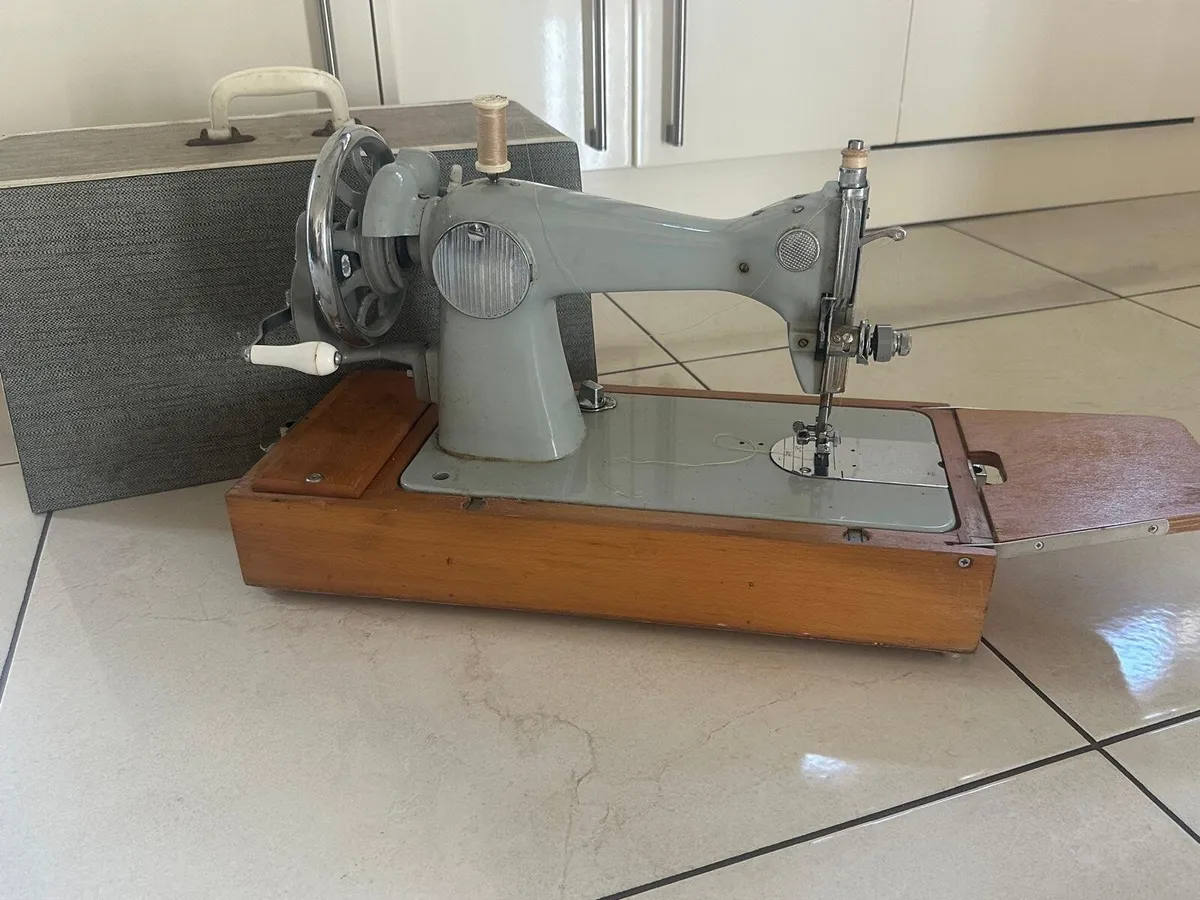 Novum sewing machine - Image 3