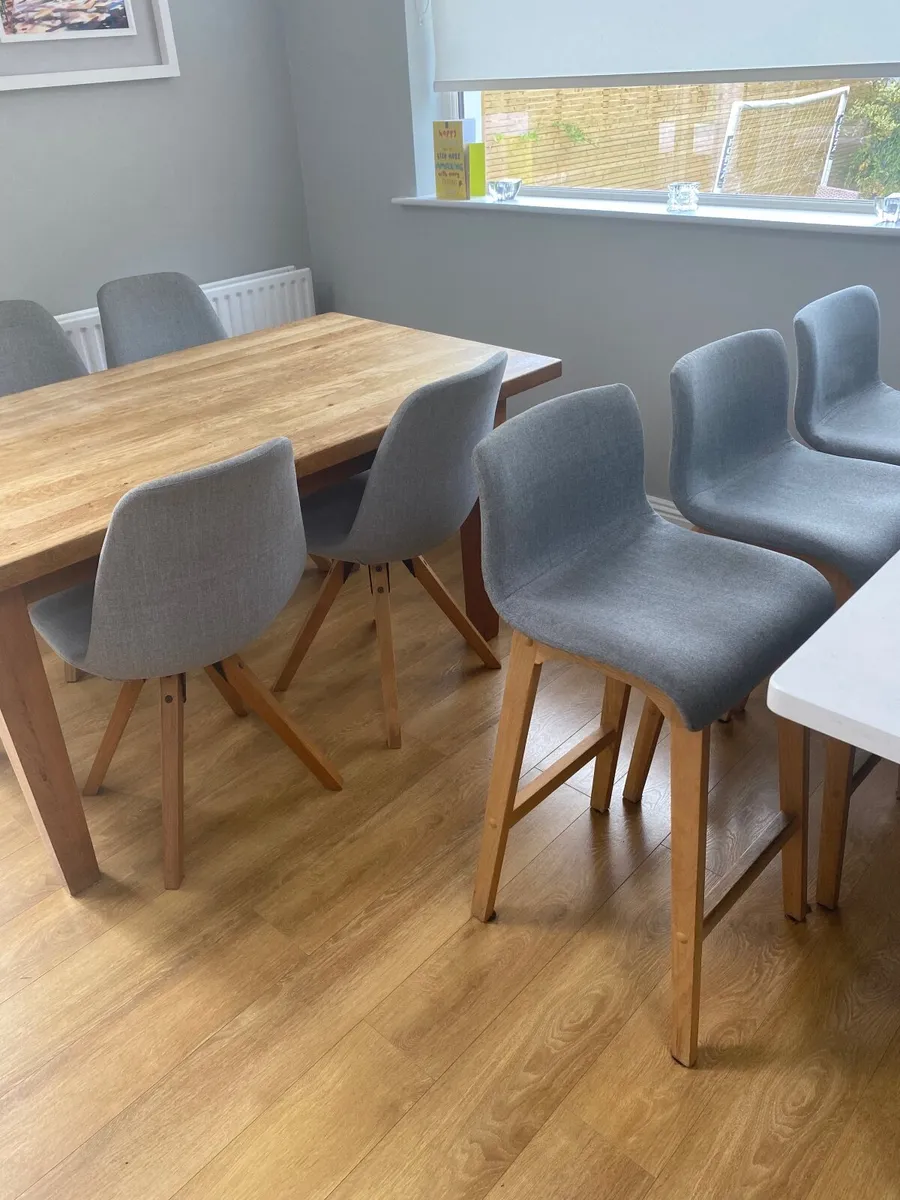 Solid Oak Dining Table, 4 Chairs & 3 Bar stools - Image 1