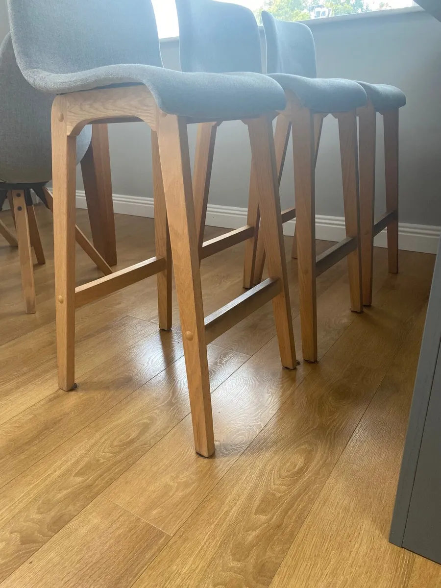 Solid Oak Dining Table, 4 Chairs & 3 Bar stools - Image 2