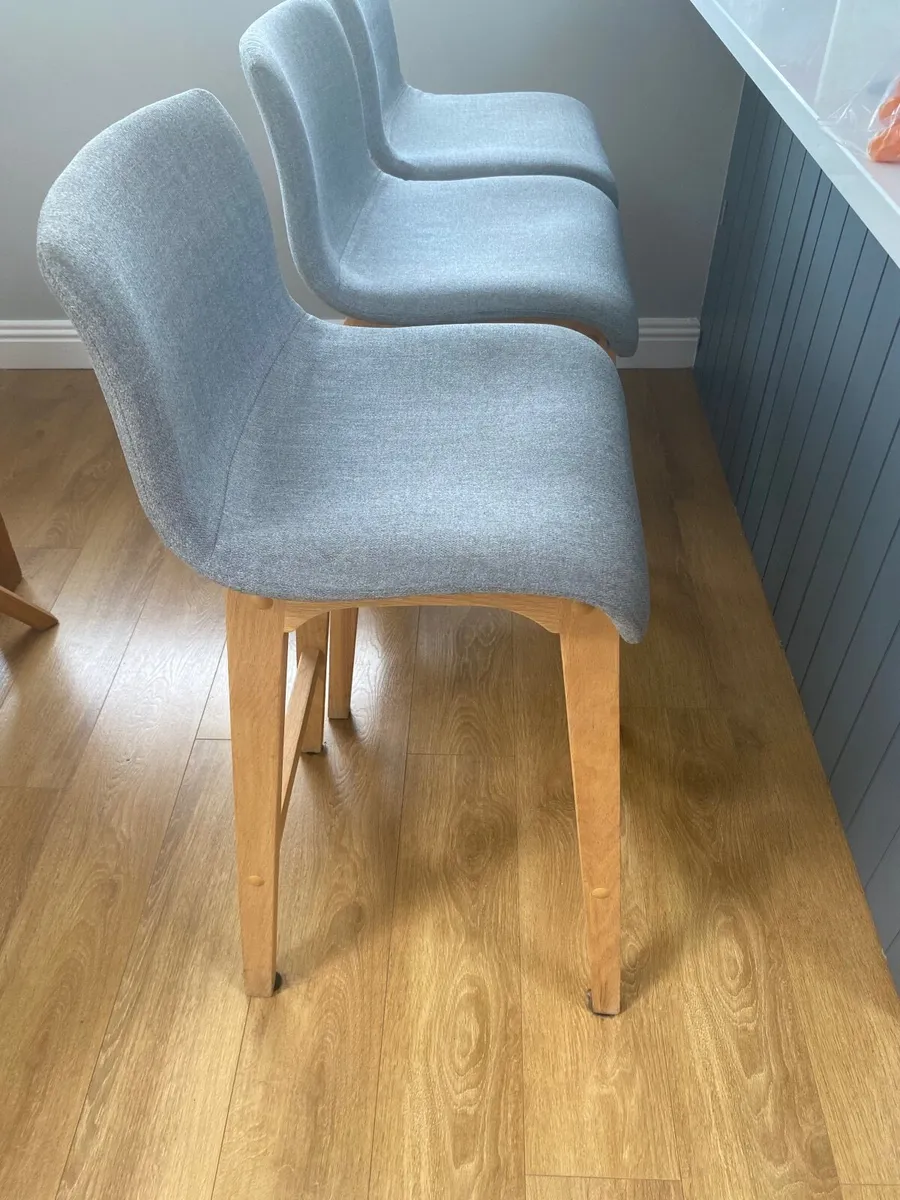 Solid Oak Dining Table, 4 Chairs & 3 Bar stools - Image 3