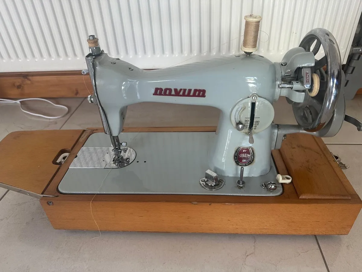 Novum sewing machine - Image 1