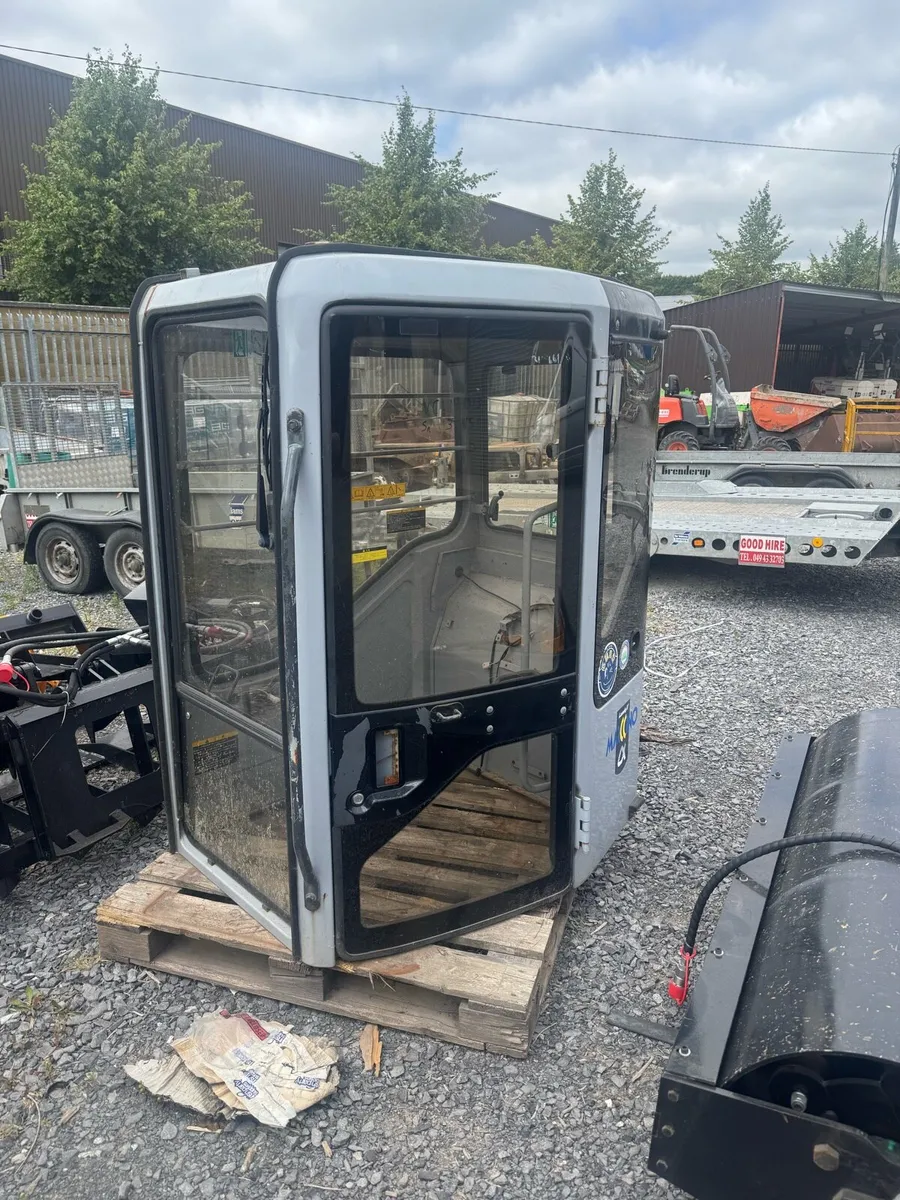 Digger Hitachi cab - Image 1