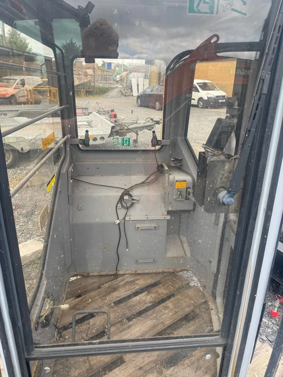 Digger Hitachi cab - Image 2