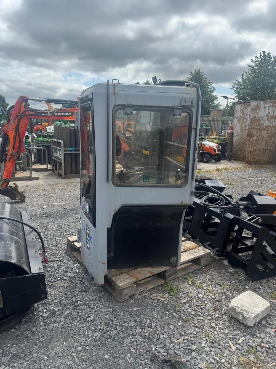 Digger Hitachi cab - Image 4
