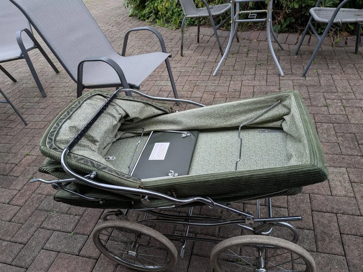 Classic Silver Cross Kensington Pram (Dark Green) - Image 2