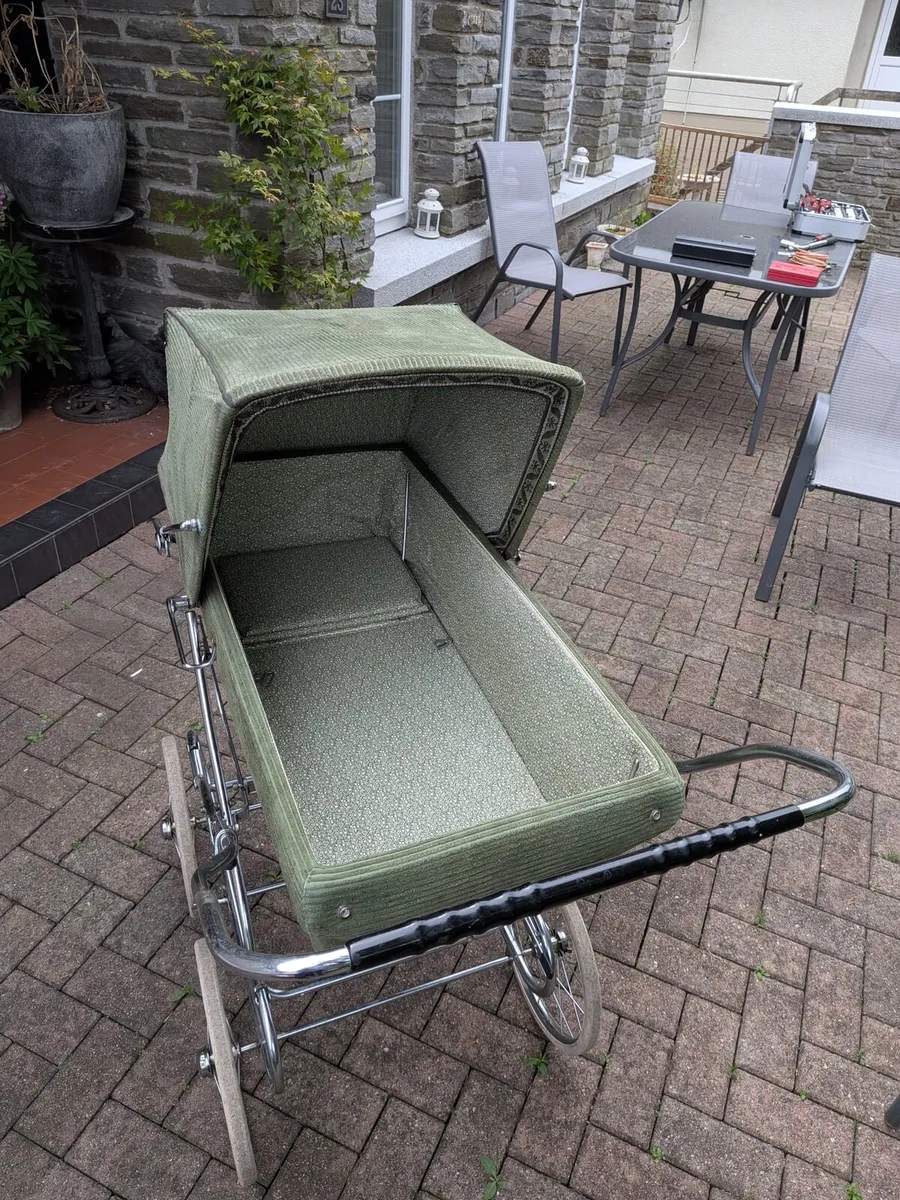 Classic Silver Cross Kensington Pram (Dark Green) - Image 3