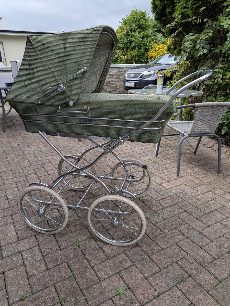 Classic Silver Cross Kensington Pram (Dark Green) - Image 1