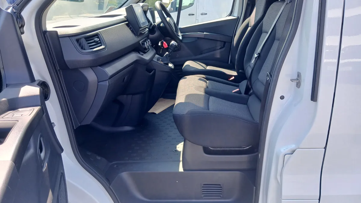 251 RENAULT TRAFIC LWB WITH A/C CRUISE 58K KMS - Image 4