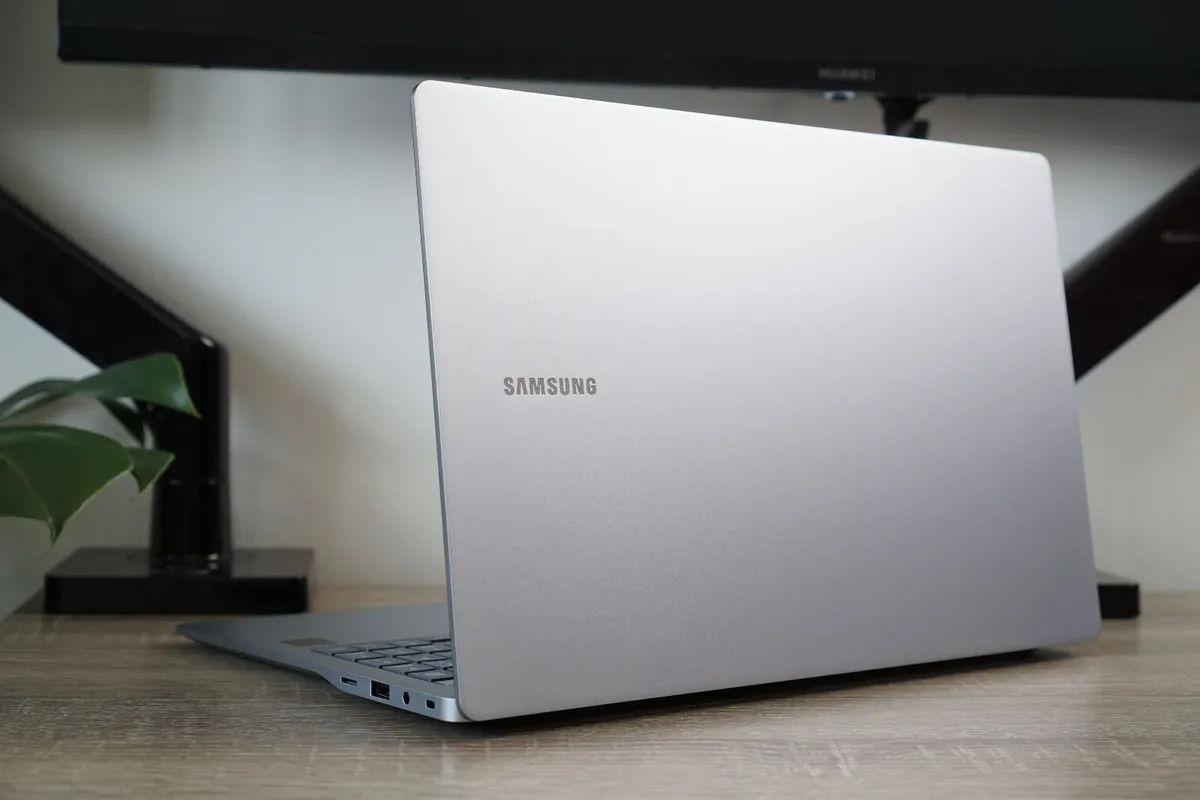 New Samsung Galaxy Book4 Edge 15.6" Copilot+ PC - Image 4