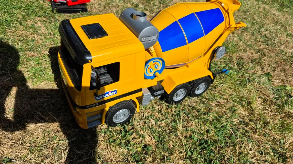 Toy Trucks and construction vehicles - Image 4