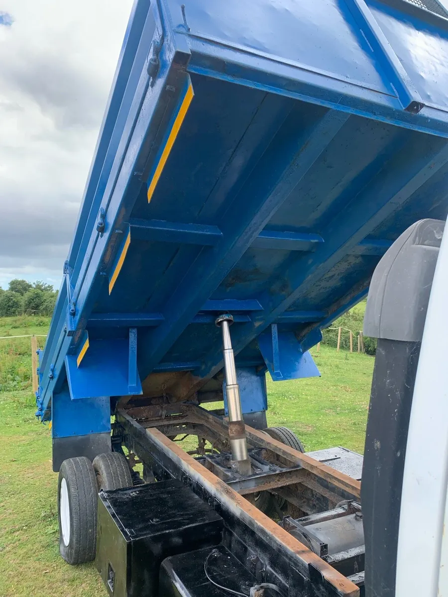 Isuzu 3.5 tonne tipper - Image 2
