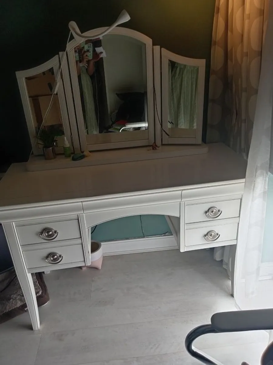 Dressing table - Image 1
