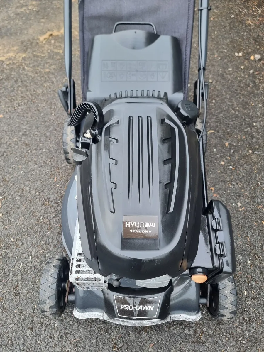 Lawnmower, Hyundai, 18inch deck. - Image 1