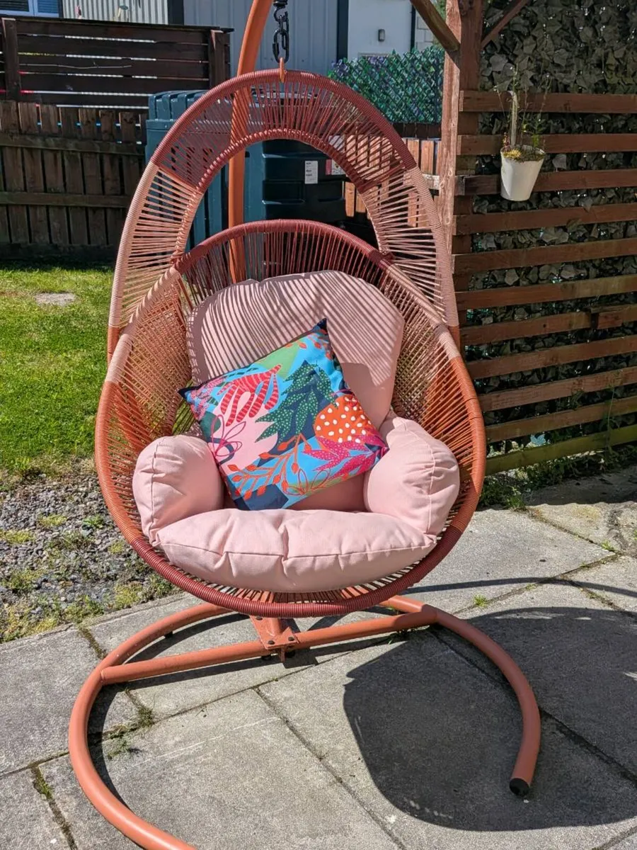 Colourful egg chair, good as new - Image 1