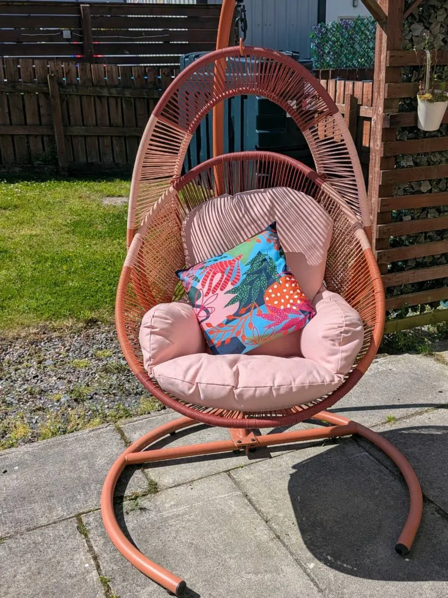 Colourful egg chair, good as new - Image 4
