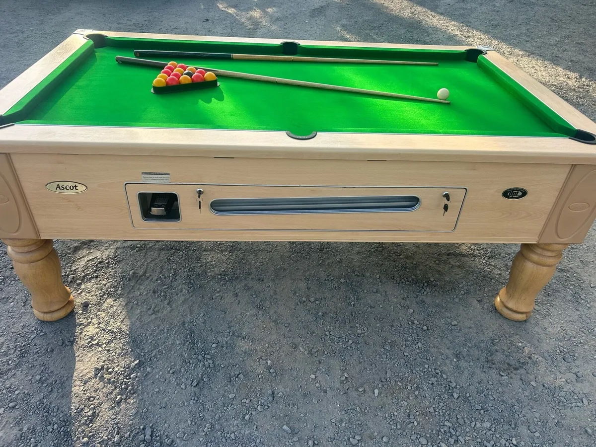 Pool table - Image 1