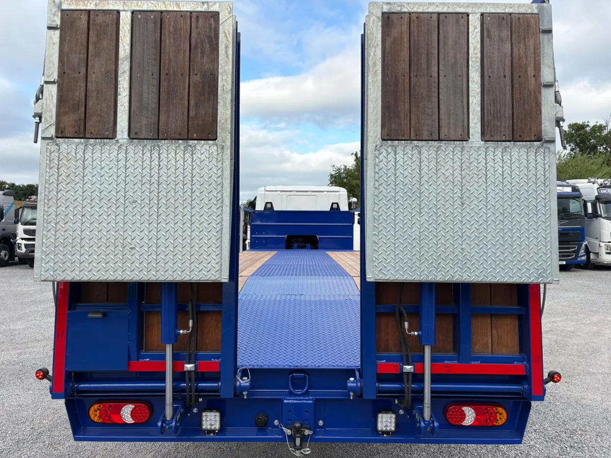 2016 Scania P410 8x2 28Ft Beavertail body - Image 3