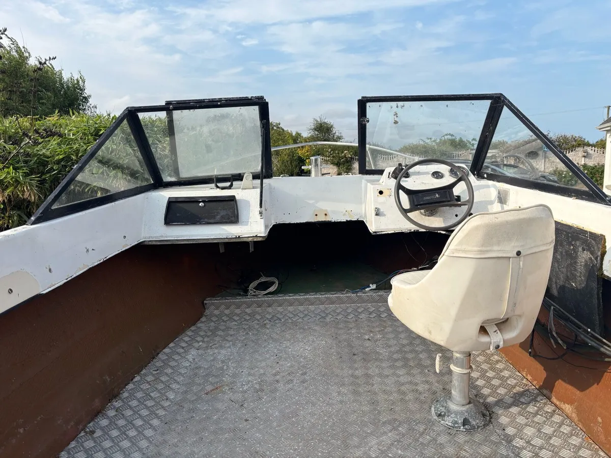18 foot sports fishing boat - Image 4