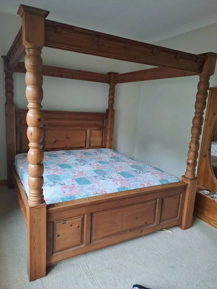 Four poster bed for sale 300euro - Image 1
