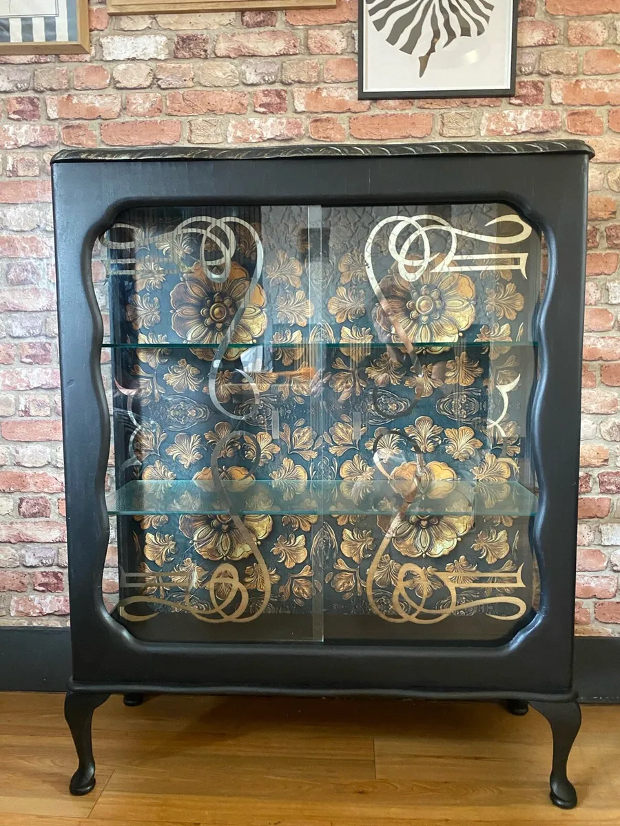 China cabinet - Image 1