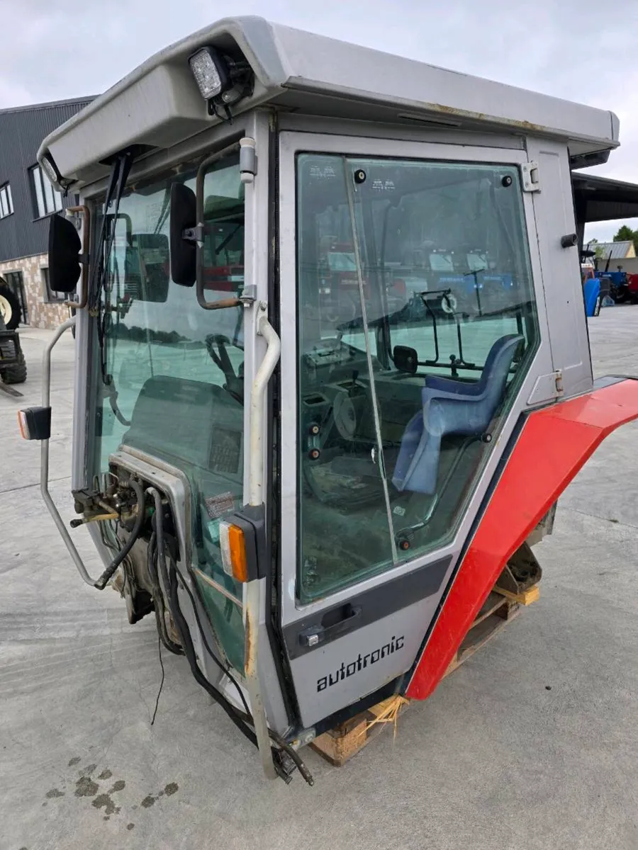 Massey Ferguson 3000 series cab mint - Image 2