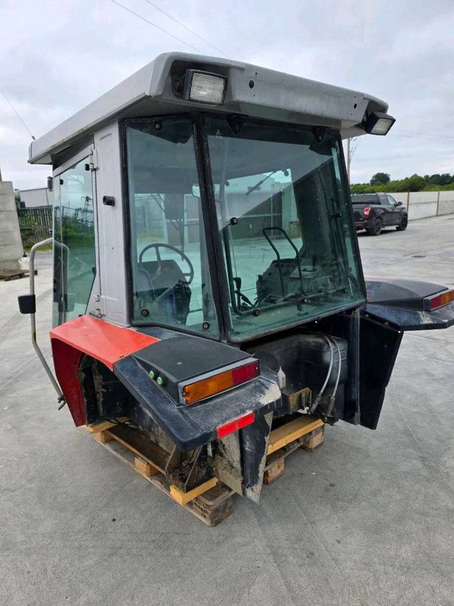 Massey Ferguson 3000 series cab mint - Image 4