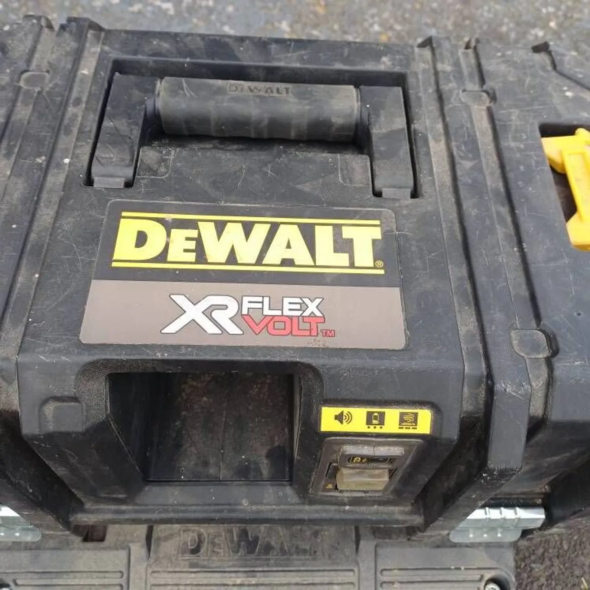 Dewalt Dust Extractor - Image 1