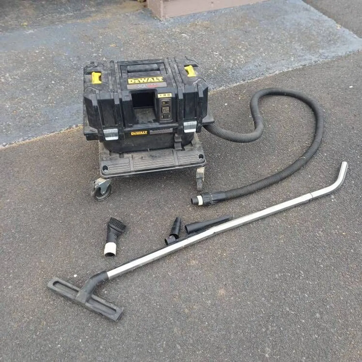 Dewalt Dust Extractor - Image 2