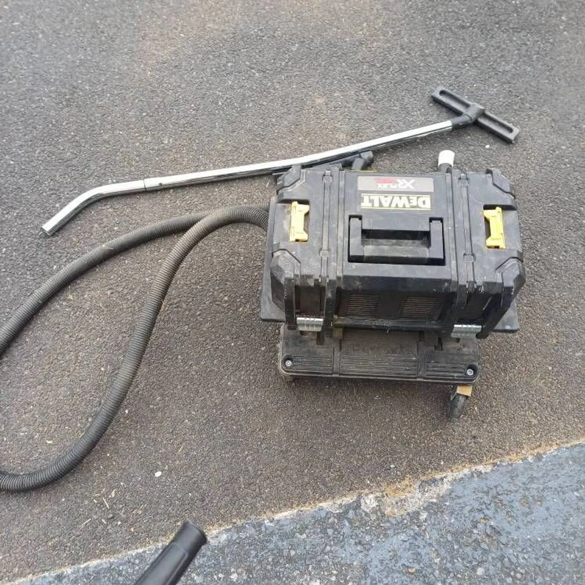 Dewalt Dust Extractor - Image 3