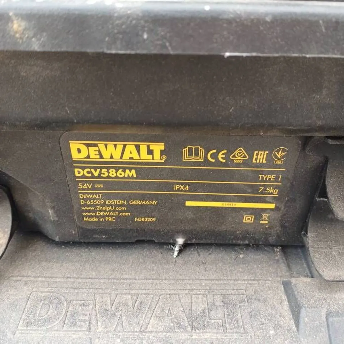 Dewalt Dust Extractor - Image 4