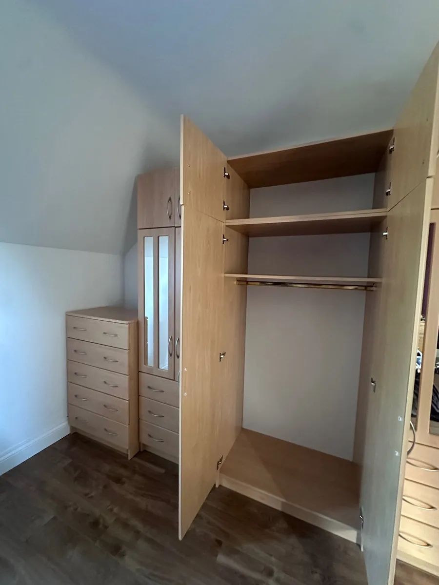 Oak Wardrobe & chest of drawers - Image 4