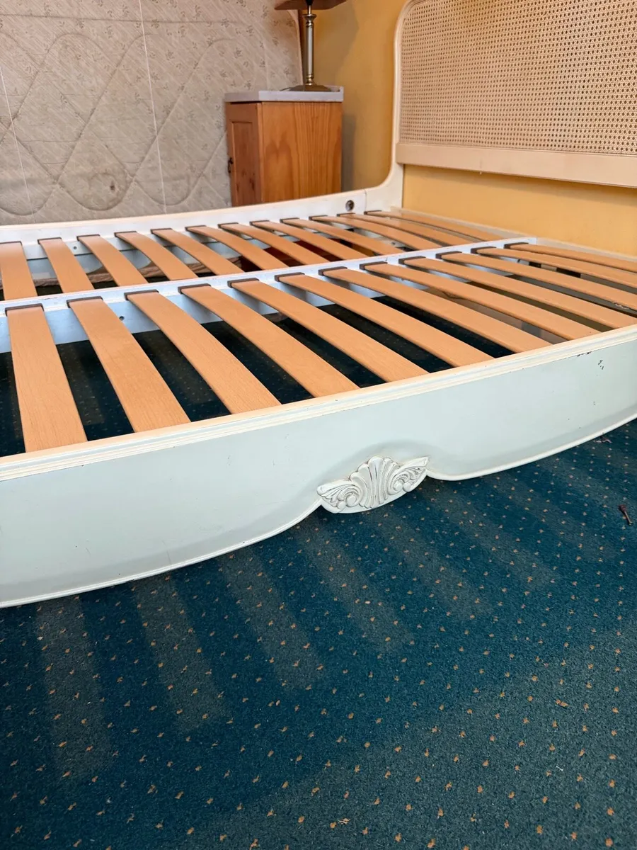 Wills & gambier king size ivory rattan bed - Image 3