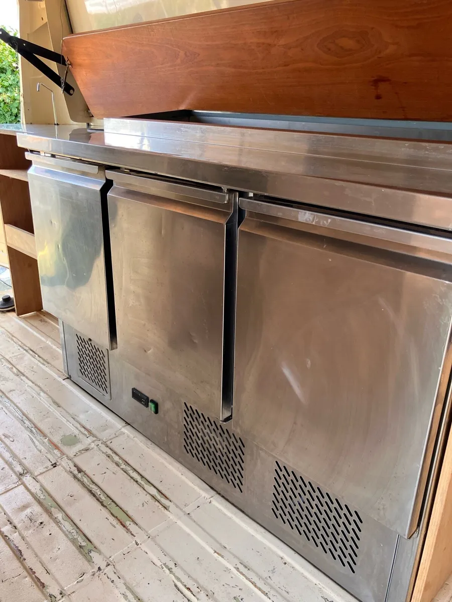 Commercial serving fridge 3 door - Image 1