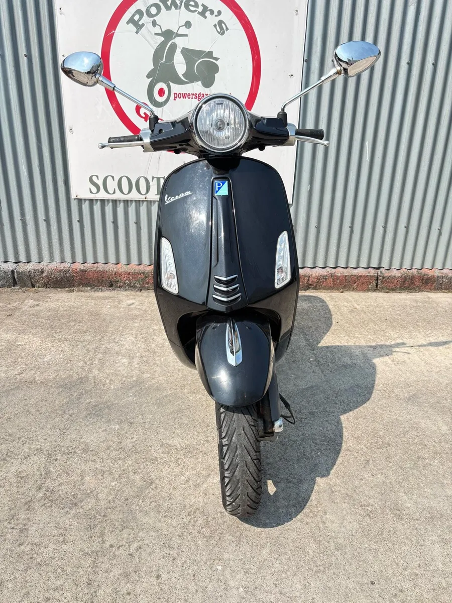 2017 Vespa primavera 125 - Image 2