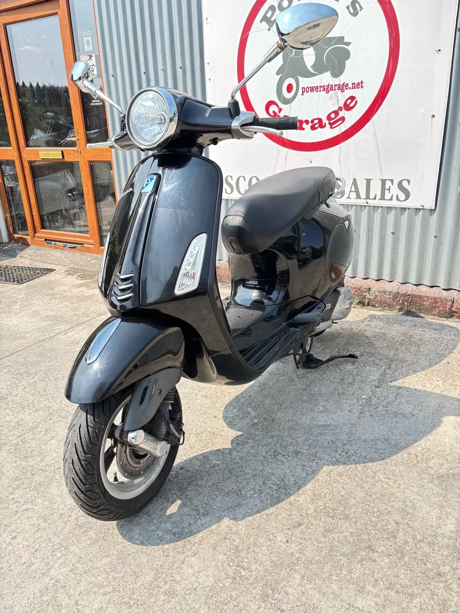 2017 Vespa primavera 125 - Image 3