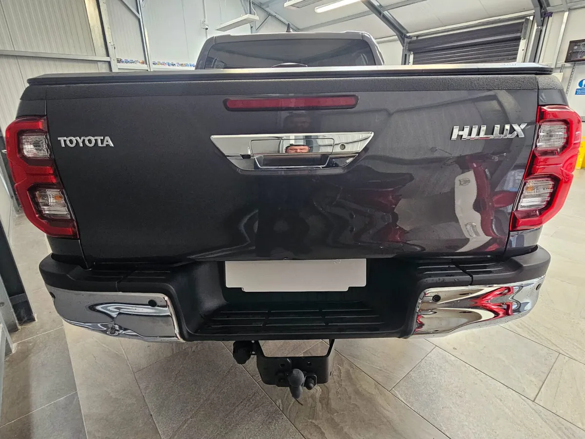 23 TOYOTA HILUX INVINCIBLE EDITION AUTO D-4D - Image 4