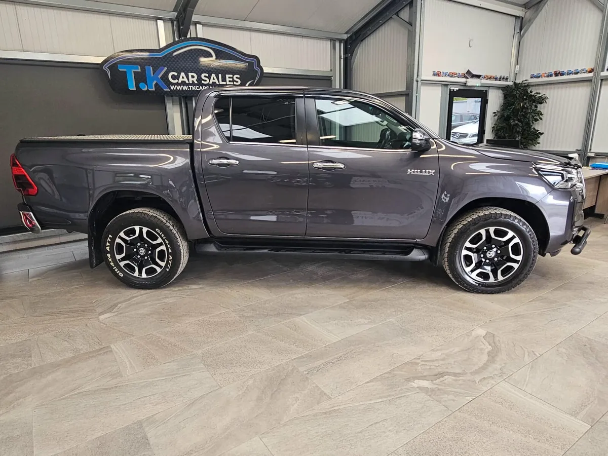 23 TOYOTA HILUX INVINCIBLE EDITION AUTO D-4D - Image 2